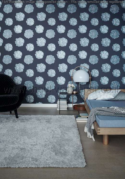 טפטים לחדר שינה, טפט מעוצב לסלון ברקע כחול עם פרחים בצבע כסף